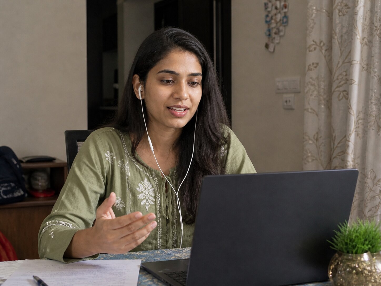 Client consulting a CA online